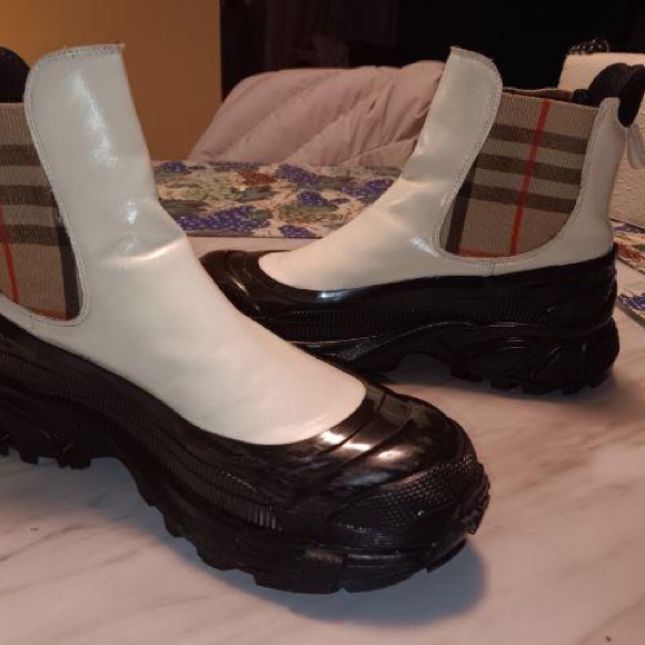 I bought those boots from somerset mall from the Burberry store for $800 - Picture 3 of 5